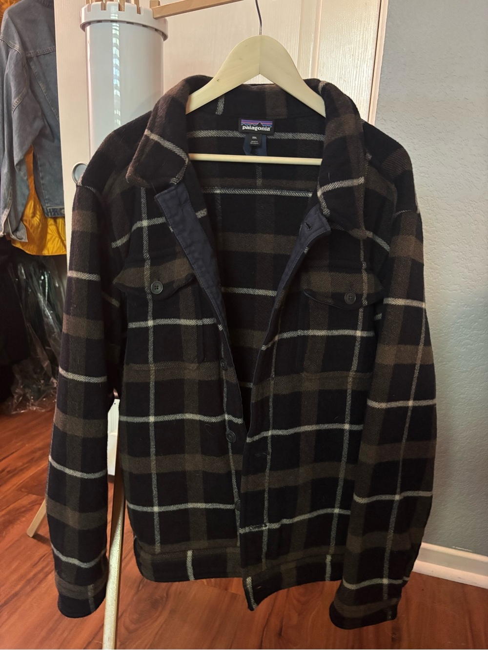 Patagonia Men's Black and Brown Plaid Lightweight Shirt Jacket